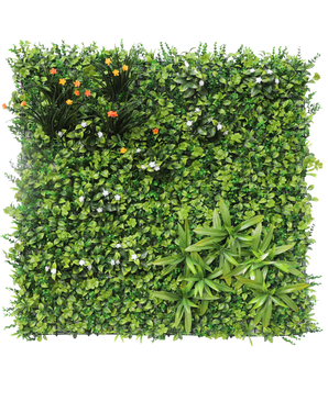 Die künstliche Hecke Lucia 100 x 100 cm UV hat eine vertikale Gartenmauer mit dichtem grünem Laub, kleinen weißen Blüten, leuchtend gelben und orangefarbenen Blütenbüscheln oben links und langen, spitzen Blättern unten rechts.