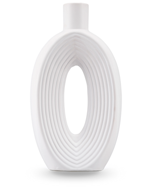Die Vase Soft Bloom 27 cm cremefarben ist eine moderne Keramikvase mit ovaler Form, konzentrischen Rippen, einer hohlen Mitte, glatter Oberfläche und einem kleinen zylindrischen Hals – ideal für die Präsentation künstlicher Seidenblumen.