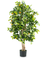 Der künstliche Orangenbaum 120 cm Deluxe ist ein hoher künstlicher Orangenbaum mit grünen Blättern und kleinen orangefarbenen Früchten in einem schwarzen Topf vor einem schlichten weißen Hintergrund.