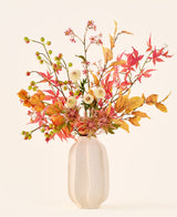 Künstlicher Seidenblumenstrauß 'Autumn Breeze' in einer weißen Keramikvase, mit einem Arrangement aus Herbstblättern, kleinen grünen Beeren, rosa Blüten und weißen Blüten, hergestellt aus hochwertigen Seidenblumen. Vor einem hellen Hintergrund platziert – der perfekte künstliche Blumenstrauß, der jedem Raum eine langanhaltende saisonale Atmosphäre verleiht.