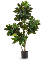Der künstliche Feigenbaum Ficus Carica 150 cm ist ein künstlicher Feigenbaum in einem Topf mit mehreren Zweigen, großen grünen Blättern und kleinen dunkelvioletten Kunstfeigen in einem einfachen schwarzen Topf vor einem schlichten weißen Hintergrund.