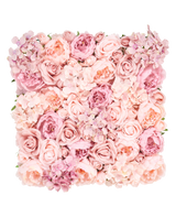 Die künstlichen Heckenblumen im Format 50 x 50 cm bieten ein quadratisches Arrangement aus rosa und rosafarbenen Rosen, Pfingstrosen und Hortensien, die dicht beieinander liegen und für einen weichen, eleganten Look vor einem weißen Hintergrund sorgen.