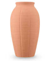Die Vase Wild Petal 26 cm Terra ist eine hohe, pfirsichfarbene Keramikvase mit vertikal gerippter Struktur und leicht ausgestelltem Rand.