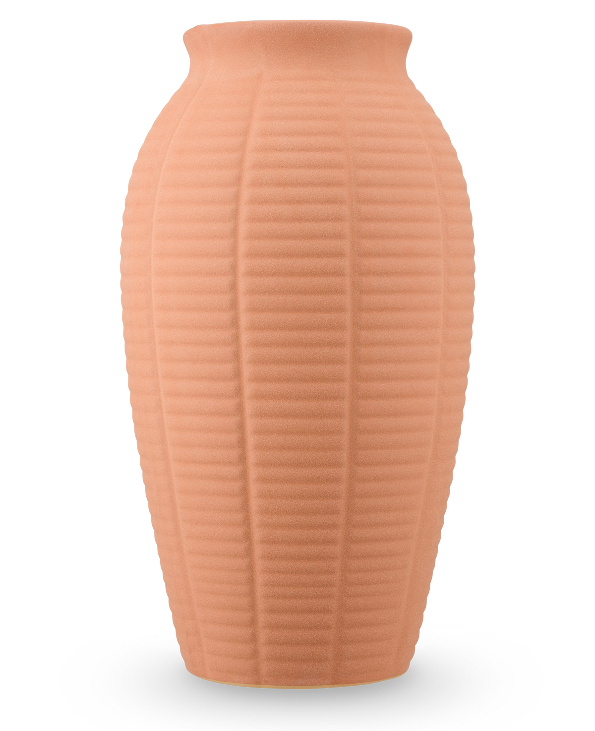Die Vase Wild Petal 26 cm Terra ist eine hohe, pfirsichfarbene Keramikvase mit vertikal gerippter Struktur und leicht ausgestelltem Rand.