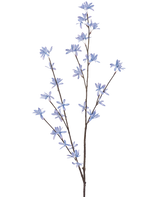 Die Kunstblume Wildblumen 112 cm blau hat einen einzelnen braunen Zweig mit mehreren dünnen Zweigen, die jeweils mit kleinen, zarten hellblauen Blüten verziert sind, vor einem schlichten weißen Hintergrund.