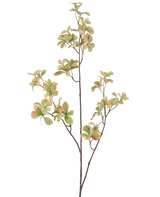 Der künstliche Blumenzweig 112 cm grün hat einen schlanken, verzweigten Stiel mit Büscheln grüner Blätter in hellrosa und cremefarben vor einem schlichten weißen Hintergrund.