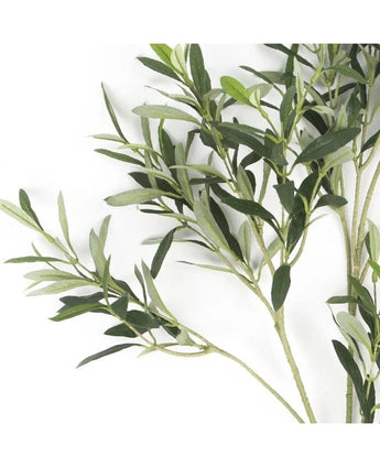 Eine Nahaufnahme eines künstlichen Olivenblatts, 90 cm, feuerfest, mit schlanken, länglichen Blättern vor einem weißen Hintergrund – ideal für eine UV-beständige mediterrane Dekoration.