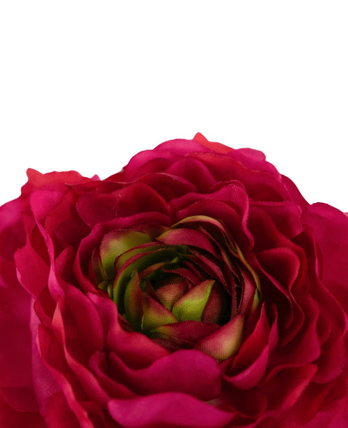 Nahaufnahme der künstlichen Blume Ranunculus 51 cm dunkelrosa, mit leuchtend tiefrosa künstlichen Blütenblättern und grünen Akzenten in der Mitte, vor einem schlichten weißen Hintergrund.