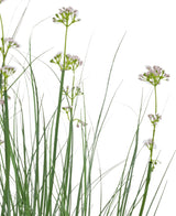 Der feuerhemmende Kunstrasen-Lauchblumen-Zwiebel-Grastopf (90 cm) hat hohen, schlanken grünen Kunstrasen und zarte weiße Blumen vor einem schlichten weißen Hintergrund.