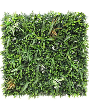 Die feuerhemmende künstliche Hecke Savanne 100 x 100 cm ist eine quadratische Platte mit dichtem, feuerhemmendem künstlichem grünem Blattwerk mit gemischten Pflanzenblättern wie Farnen und Gräsern für einen üppigen vertikalen Garteneffekt.