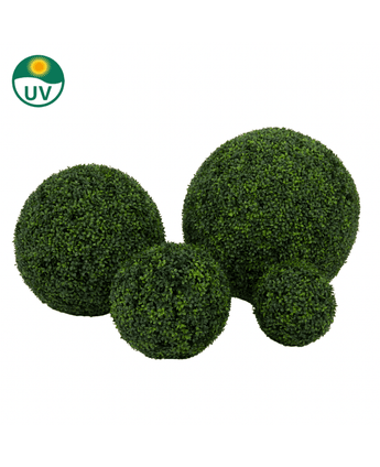 Die künstliche Buchsbaum-UV-Pflanze D55 cm im römischen Stil verfügt über vier künstliche Zwiebeln unterschiedlicher Größe mit dichtem grünem Laub. Ein UV-Label mit einem Sonnensymbol oben links weist auf die UV-Beständigkeit hin. Der Hintergrund ist schlicht weiß.