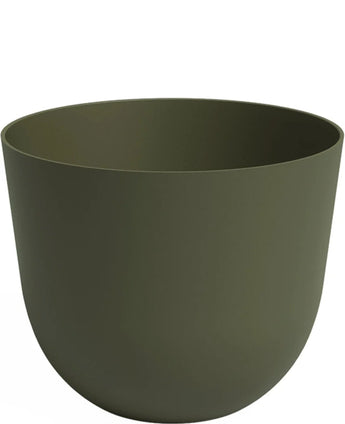 Der Übertopf Havanna Ø20cm x H17cm ist ein schlichter, mattolivgrüner runder Übertopf mit glatter Oberfläche und leicht konischer Basis vor einem weißen Hintergrund.