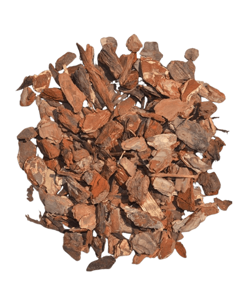 Ein Haufen Füllmaterial Baumrinde-Holzrinde 15L mittelgroße braune Rindenspäne verstreut auf weißem Hintergrund.