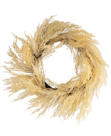 Ein runder Kunstkranz Pampass von 60 cm in Beige, hergestellt aus getrocknetem, flauschigem, hellbraunem Gras mit luftiger Textur und luftigem Aussehen, vor einem weißen Hintergrund.