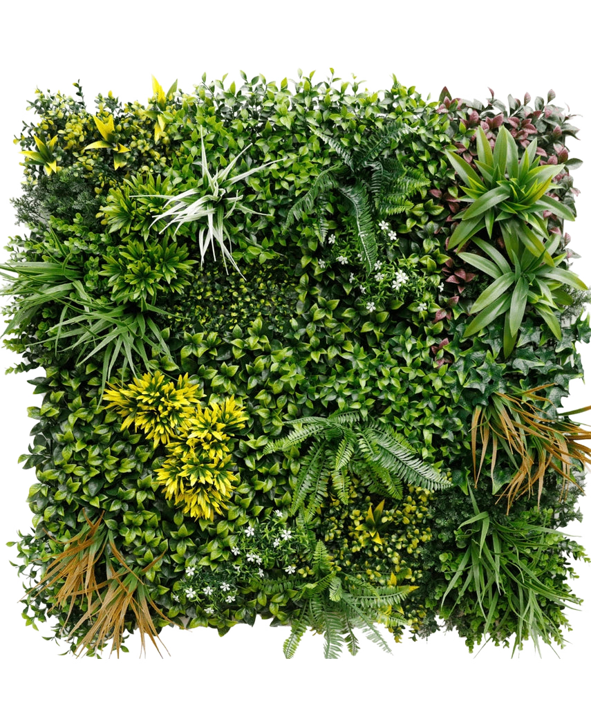 Die künstliche Hecke Eternity 100 x 100 cm UV verfügt über eine quadratische Platte aus verschiedenen Grünpflanzen, darunter Farne, Efeu und üppiges Blattwerk, wodurch ein dichter vertikaler Garten im Innen- oder Außenbereich vor einem weißen Hintergrund entsteht.