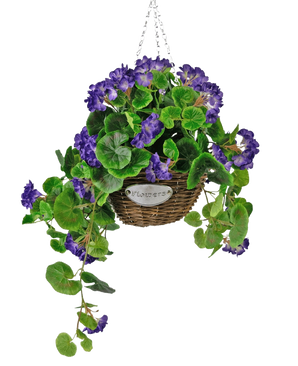 Die künstliche Begonie lila im UV-Korb 70 cm ist ein hängender Weidenkorb mit grünen Blättern und leuchtend lila Blüten, der an einer silbernen Kette hängt und mit einem kleinen Metalletikett mit dem Text „Flowers“ versehen ist.