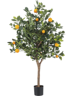 Der künstliche Orangenbaum 120 cm hat dichte grüne Blätter und leuchtend orangefarbene Früchte vor einem schlichten weißen Hintergrund.
