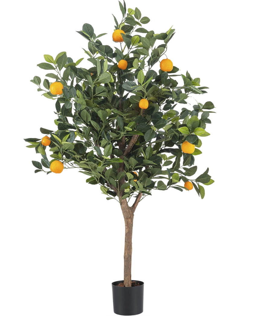 Der künstliche Orangenbaum 120 cm hat dichte grüne Blätter und leuchtend orangefarbene Früchte vor einem schlichten weißen Hintergrund.