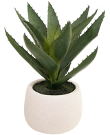Die Kunstpflanze Aloe Vera 28 cm kommt in einem schlichten, runden Topf aus weißer Keramik, mit naturgetreuen grünen, stacheligen Blättern vor einem schlichten weißen Hintergrund.