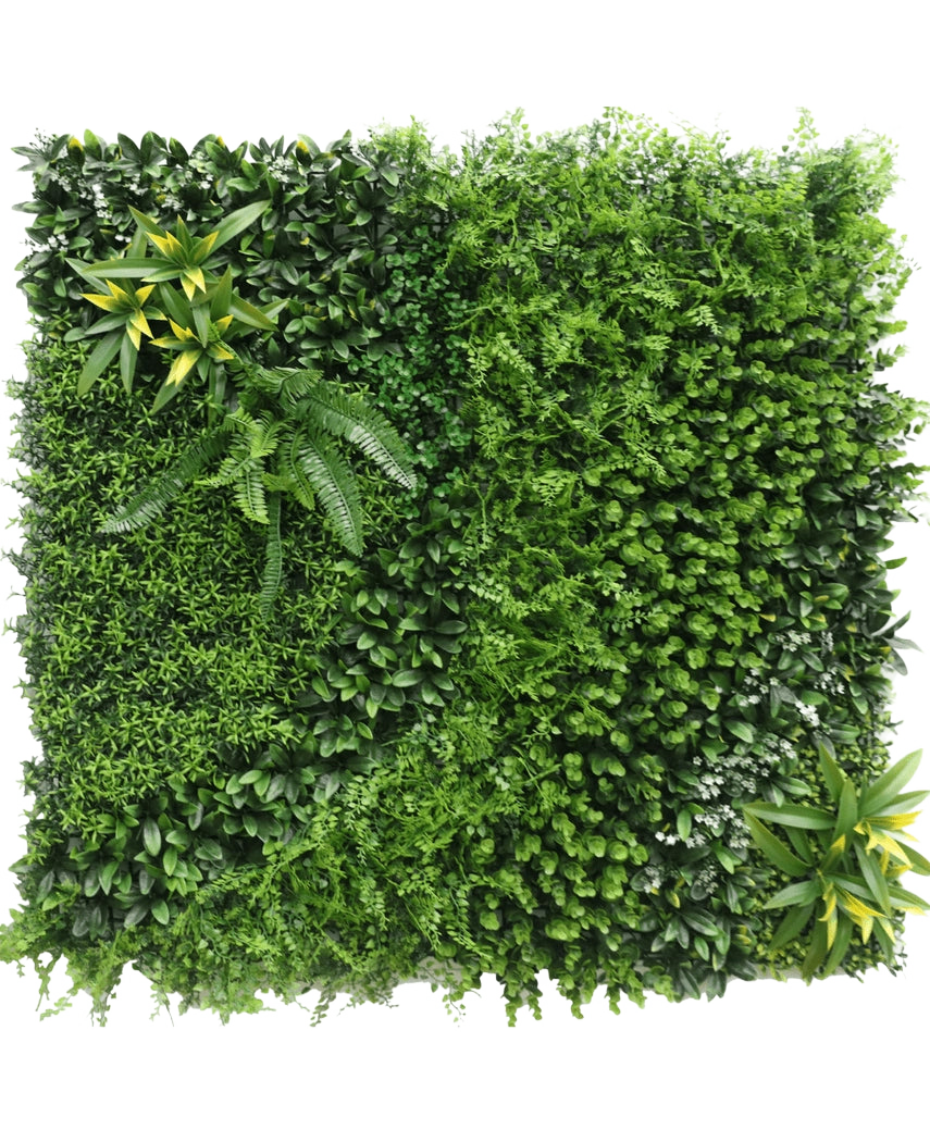 Die künstliche Hecke 100 x 100 cm UV ist ein üppig grüner vertikaler Garten mit dichten Blattpflanzen und Farnen in verschiedenen Texturen und Grüntönen, die in einem quadratischen Muster vor einem weißen Hintergrund angeordnet sind.