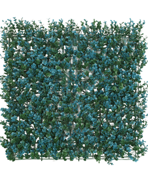 Die künstliche Hecke Buchsbaum blau 50x50 cm UV ist eine quadratische Platte mit dichten grünen Blättern und Büscheln kleiner blauer Blüten, die eine realistische Blattwand oder dekorative Pflanzenmatte bilden, von oben gesehen auf einem weißen Hintergrund.