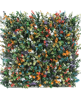 Die künstliche Buchsbaumhecke mehrfarbig 50 x 50 cm UV ist eine quadratische Platte aus dichtem künstlichem Buchsbaum mit kleinen Blättern und Büscheln oranger, weißer, roter, gelber, violetter und blauer Blüten auf einem grünen Kunststoffgitterhintergrund.