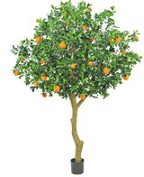 Der künstliche Orangenbaum 275 cm hat einen schlanken Stamm, dichte grüne Blätter und leuchtend orangefarbene Früchte, wodurch ein realistischer und dekorativer Orangenbaum in einem Topf vor einem schlichten weißen Hintergrund entsteht.