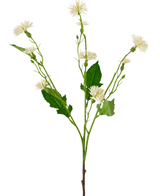 Das künstliche Blumen-Gänseblümchen-Spray, 54 cm, weißer Strahl, hat einen einzelnen grünen Stiel mit verzweigten Büscheln aus kleinen, weißen, gänseblümchenähnlichen Blüten und unregelmäßigen grünen Blättern vor einem schlichten weißen Hintergrund.