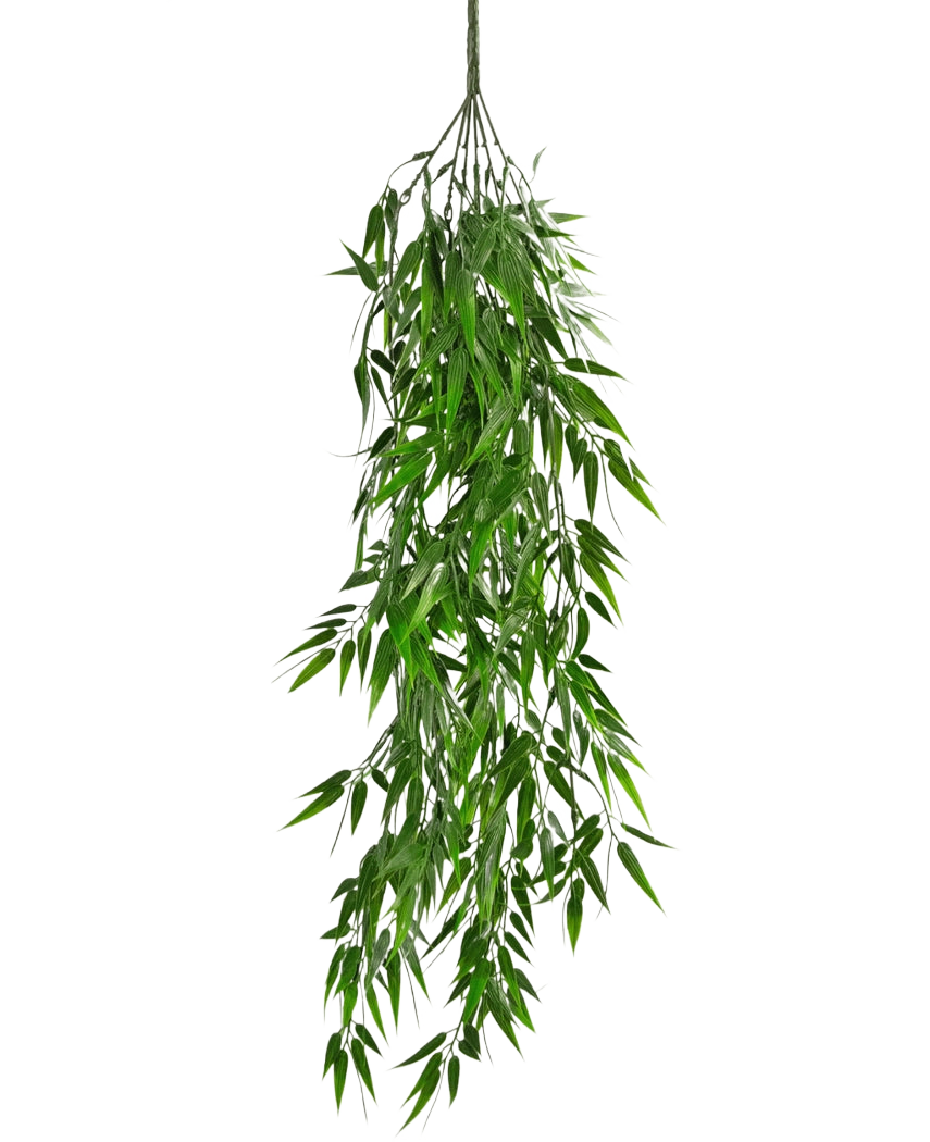 Die künstliche Hängepflanze Bambus UV 80 cm hat lange, schlanke grüne Blätter, die elegant vom Stiel herabhängen, vor einem schlichten weißen Hintergrund.