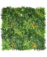 Die künstliche Hecke Limerence 100x100 cm UV ist eine quadratische vertikale Gartenplatte mit dichtem grünem Blattwerk und kleinen gelben Blüten sowie verschiedenen Blattformen und -texturen für ein üppiges, lebendiges Aussehen.