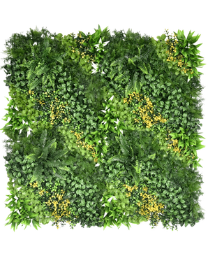 Die künstliche Hecke Limerence 100x100 cm UV ist eine quadratische vertikale Gartenplatte mit dichtem grünem Blattwerk und kleinen gelben Blüten sowie verschiedenen Blattformen und -texturen für ein üppiges, lebendiges Aussehen.