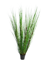 Die feuerhemmende Kunstrasenpflanze Zwiebel 150 cm hat lange, dünne, aufrechte grüne grasähnliche Blätter und lange Stängel vor einem schlichten weißen Hintergrund.