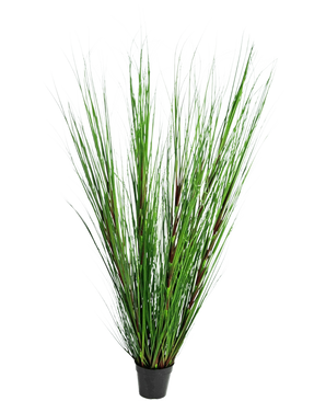 Die feuerhemmende Kunstrasenpflanze Zwiebel 150 cm hat lange, dünne, aufrechte grüne grasähnliche Blätter und lange Stängel vor einem schlichten weißen Hintergrund.