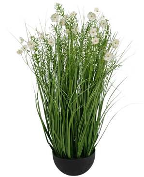 Der weiße Zwiebelgrastopf „Gesang Flower“ aus Kunstrasen ist eine 90 cm große, feuerhemmende Kunstpflanze mit langen, dünnen grünen Blättern und zarten weißen Blüten in einem runden schwarzen Topf vor einem schlichten weißen Hintergrund.