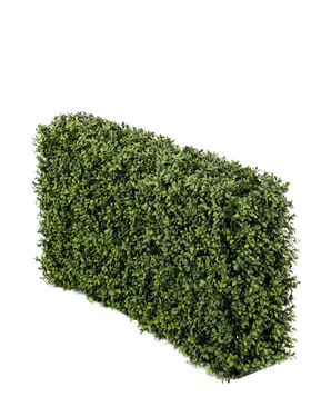 Die künstliche Buchsbaumhecke UV 100x20x50 cm hat eine dichte, grüne rechteckige Hecke vor einem schlichten weißen Hintergrund.