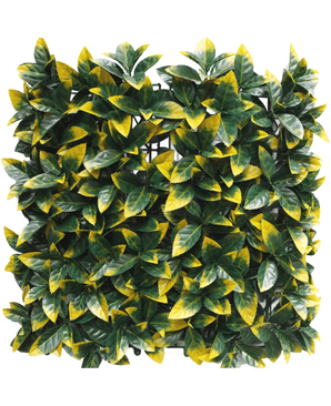 Die künstliche Hecke Photonia gelb 50x50 cm UV hat dichte, quadratische Felder aus künstlichen grünen und gelben bunten Blättern für ein üppiges, lebendiges Aussehen. Zur einfachen Installation ist die Rasterschicht teilweise hinter dem Blattwerk sichtbar.