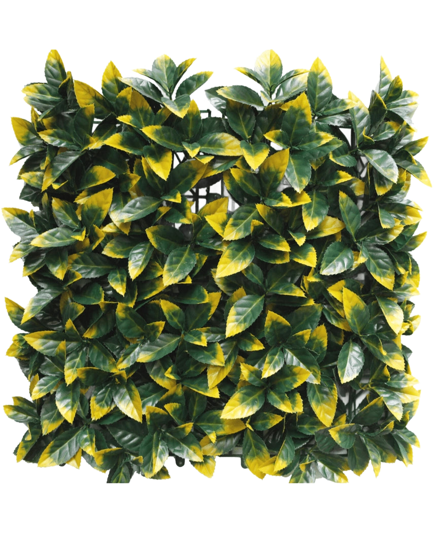 Die künstliche Hecke Photonia gelb 50x50 cm UV hat dichte, quadratische Felder aus künstlichen grünen und gelben bunten Blättern für ein üppiges, lebendiges Aussehen. Zur einfachen Installation ist die Rasterschicht teilweise hinter dem Blattwerk sichtbar.