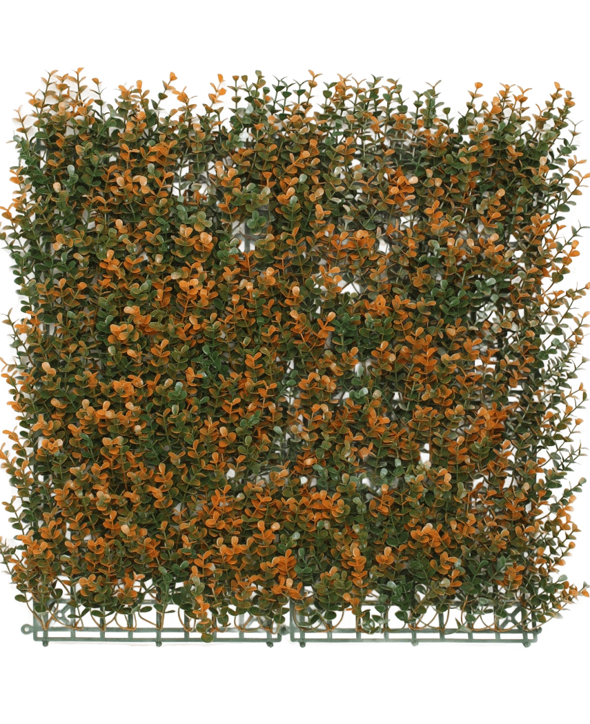 Die künstliche Hecke Buxus orange 50x50 cm UV ist eine quadratische Kunstplatte mit grünem und orangefarbenem Blattwerk auf einem Kunststoffgitter, ideal als dekorative Hecke oder Sichtschutz, hier vor einem schlichten weißen Hintergrund.