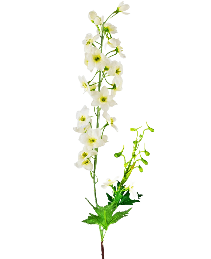 Die künstliche Blume Delphinium 79 cm weiß hat einen einzelnen Stiel aus weißen Delphiniumblüten mit grünen Blättern und Knospen, isoliert auf einem weißen Hintergrund.