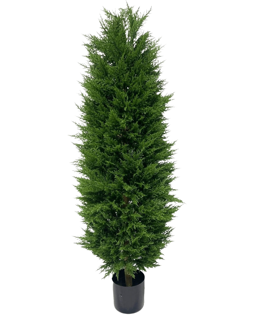 Die Kunstpflanze Konifere Deluxe UV 150 cm ist eine hohe, üppig grüne künstliche Konifere in einem schwarzen Kunststofftopf, die sich perfekt für die Gartendekoration eignet und vor einem schlichten weißen Hintergrund dargestellt wird.