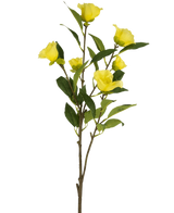 Die künstliche Blumenkamelie 80 cm gelb hat einen einzelnen Stiel mit mehreren leuchtend gelben künstlichen Kamelienblüten und grünen Blättern, die vor einem schlichten weißen Hintergrund dargestellt sind.