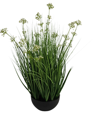 Der feuerhemmende Kunstrasen-Lauchblumen-Zwiebelgrastopf 60 cm hat hohe, dünne grasähnliche grüne Blätter mit kleinen weißen Blütenbüscheln in einem schwarzen Topf vor einem weißen Hintergrund.