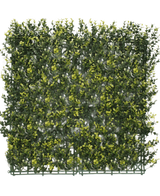 Die künstliche Hecke Buchsbaumgelb 50 x 50 cm UV ist eine quadratische Platte aus dichtem künstlichem grünem Laub mit gelben Blättern, die einer Hecke oder Gartenmauer vor einem schlichten weißen Hintergrund ähneln soll.