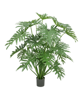 Eine Kunstpflanze Philodendron 125 cm mit großen, grünen, tief gespaltenen Blättern vor weißem Hintergrund.