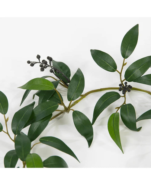 Eine künstliche Smilax-Girlande von 180 cm mit langen, schmalen grünen Blättern und kleinen Büscheln dunkler, runder Beeren, dargestellt vor einem weißen Hintergrund.