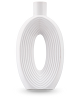 Die Vase Soft Bloom 27 cm cremefarben ist eine moderne Keramikvase mit ovaler Form, konzentrischen Rippen, einer hohlen Mitte, glatter Oberfläche und einem kleinen zylindrischen Hals – ideal für die Präsentation künstlicher Seidenblumen.