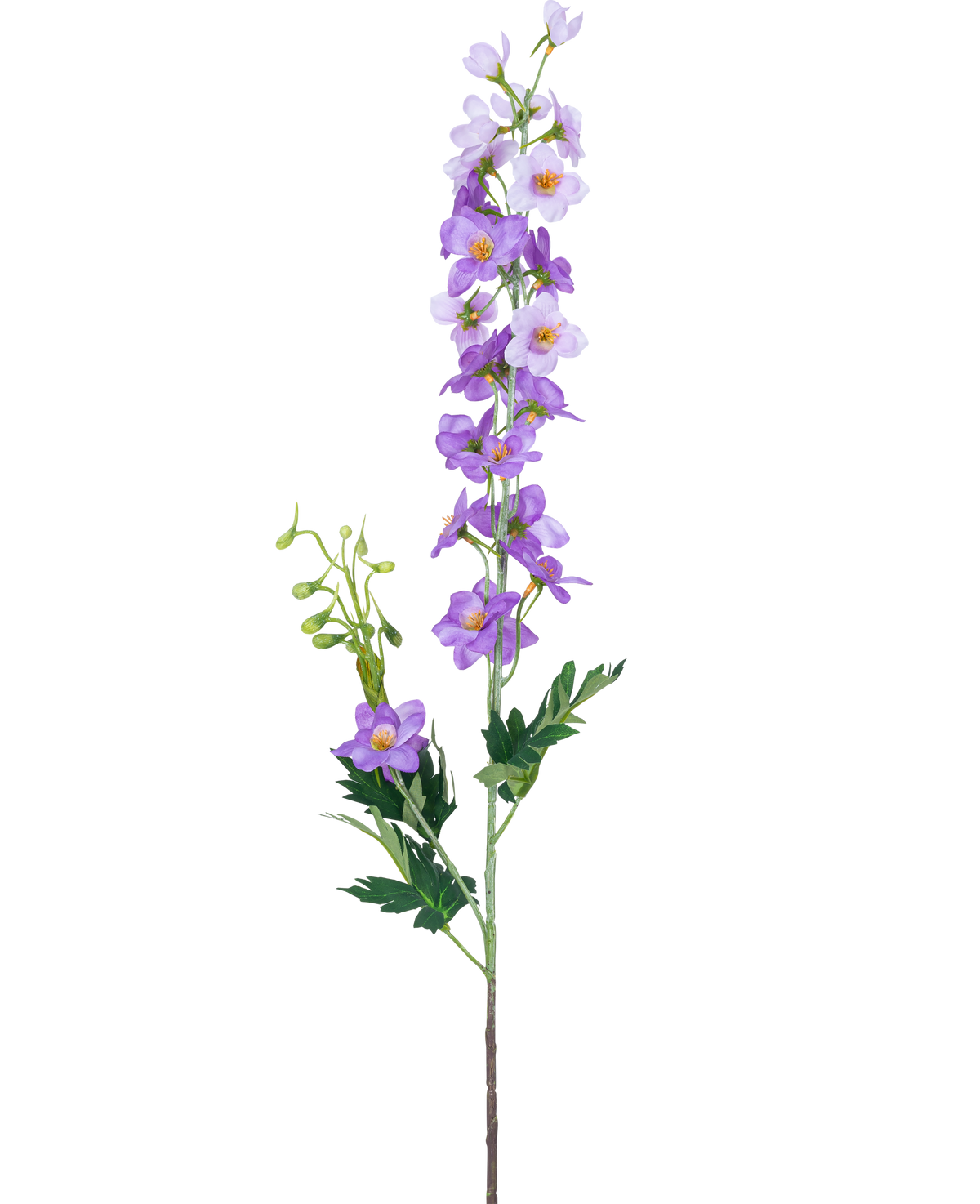 Die künstliche Blume Delphinium 79 cm lila hat einen einzelnen grünen Stiel mit mehreren hellvioletten und violetten Blüten, gelben Herzen und grünen Blättern auf einem schlichten weißen Hintergrund.