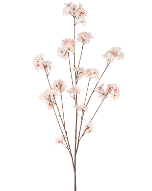 Die künstliche Blume Kirschblüte 130 cm in Rouge hat mehrere dünne Stiele mit Büscheln zarter, hellrosa Kirschblüten vor einem schlichten weißen Hintergrund.