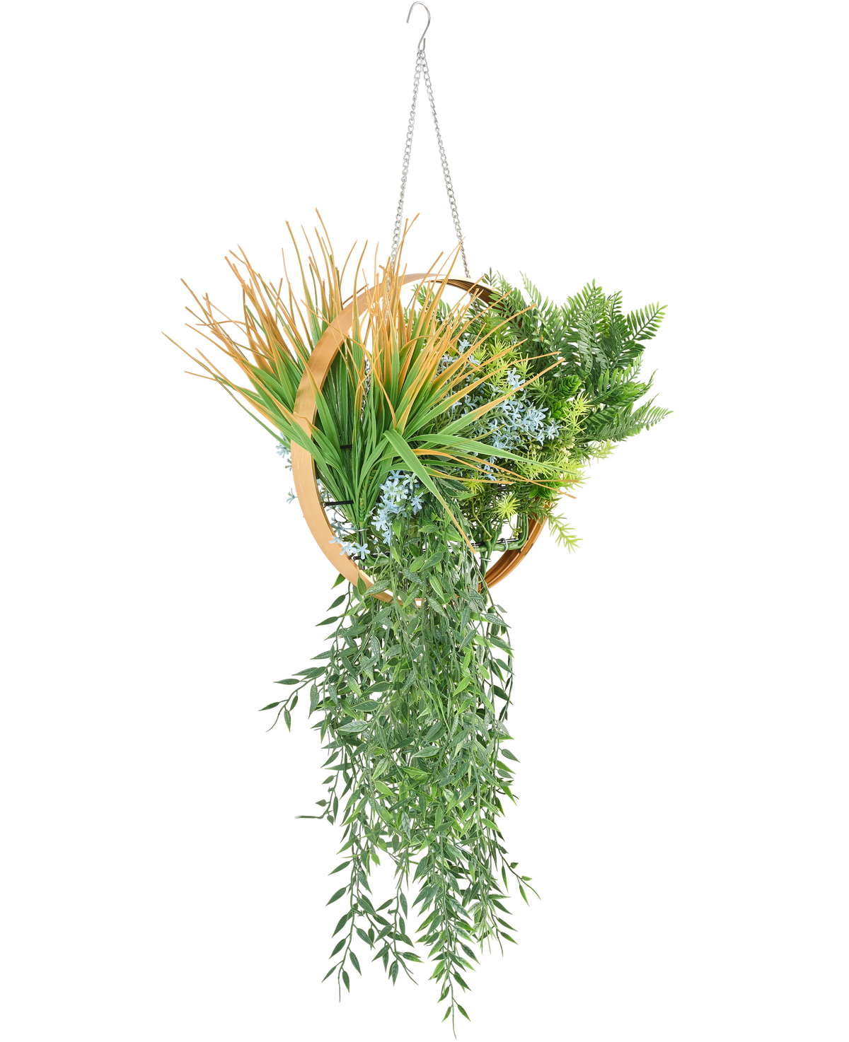 Die künstliche Hängepflanze Farn UV 30 cm in Ringgold besteht aus verschiedenen Kunstpflanzen wie Farnen, kaskadierenden Ranken, stacheligem Gras und blauen Blumen, die in einem goldenen Ring mit einer Kette zum Aufhängen angeordnet sind.