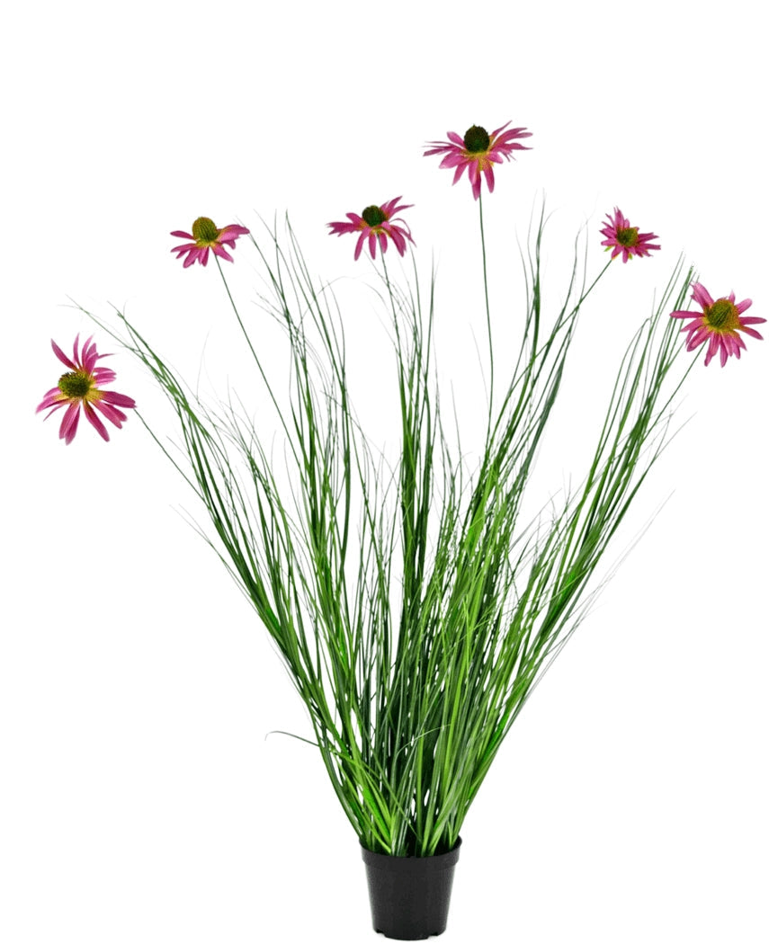 Die feuerhemmende Kunstrasenpflanze Chrysantheme 100 cm ist eine Topfpflanze mit langen grünen Blättern und langen Stielen, die mit leuchtend rosa, gänseblümchenähnlichen Blüten gekrönt sind, vor einem weißen Hintergrund.